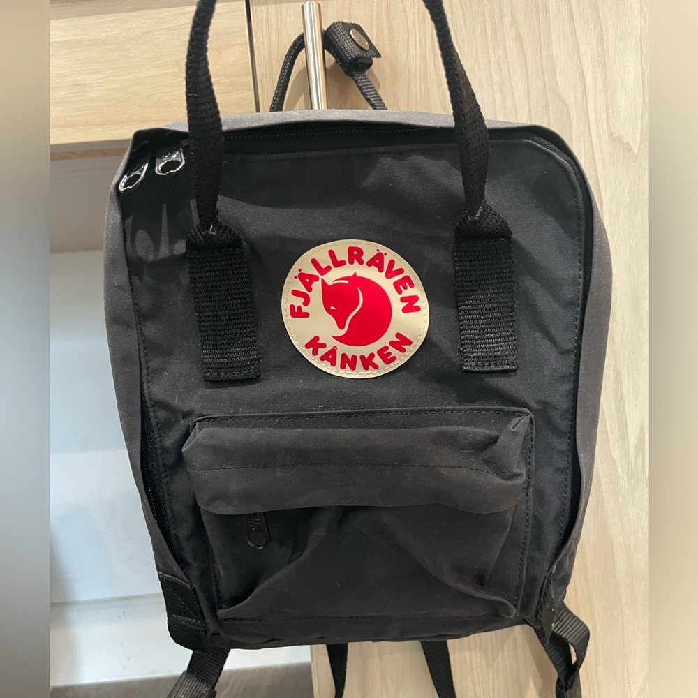 Fjalllraven Kanken Mini w/Shoulder Straps in Black